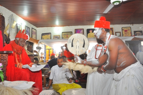 Chief (Engr) Godwin Onabedje receiving blessing from HRM Ohworode of Olomu Kingdom