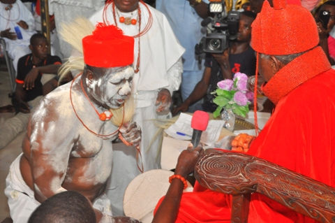 Chief Edore  Agba receiving chieftaincy blessing from HRM Ohworode of Olomu