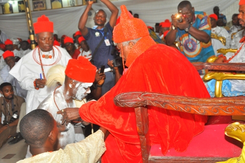 President of Urhobo Social Club Lagos, Chief Simeon Ohwofa (The Akpo-Obaro) receiving chieftaincy crown from HRM Ohworode of Olomu