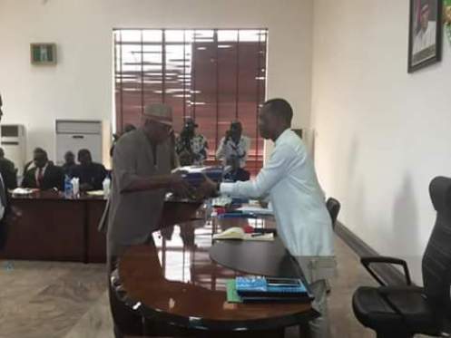 Prof Abednego presenting the reports to Gov. Okowa