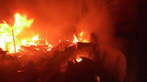 Traders Make Futile Efforts To Salvage Their Goods As Fire Razes Shops In Ekpan Roundabout