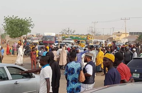 Protester Block Benin-Asaba Expressway As Stray Bullet By Police Kills Man In PoS Stand